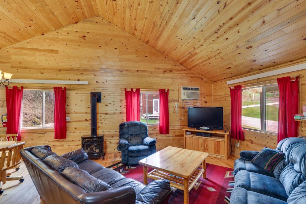 Deadwood Cabin with Foosball Table, Near Sanford Lab